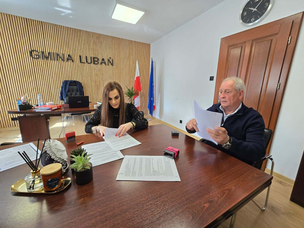 Zdjęcie przedstawia W&oacute;jt Gminy Lubań podpisującą umowę