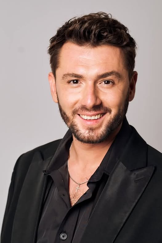 Zdjęcie przedstawia artystę Kamila Bednarka