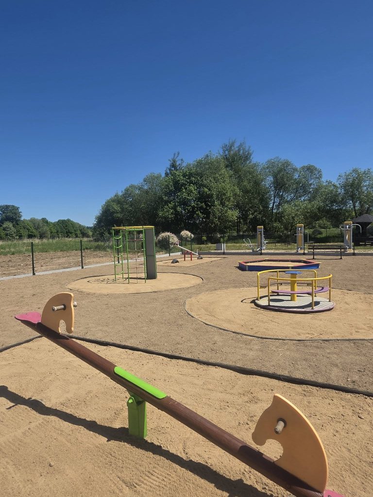 Zdjęcie przedstawia plac zabaw w&nbsp;Kościelnikach Dolnych
