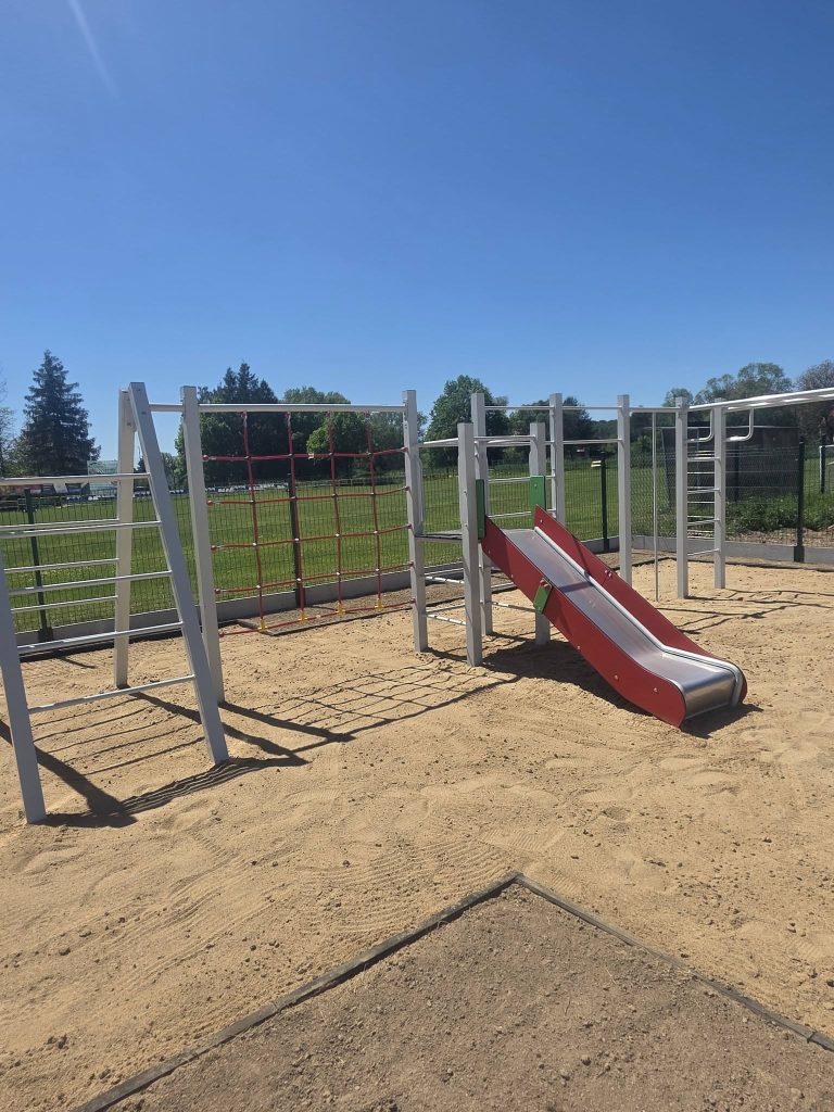 Zdjęcie przedstawia plac zabaw w&nbsp;Kościelnikach Dolnych