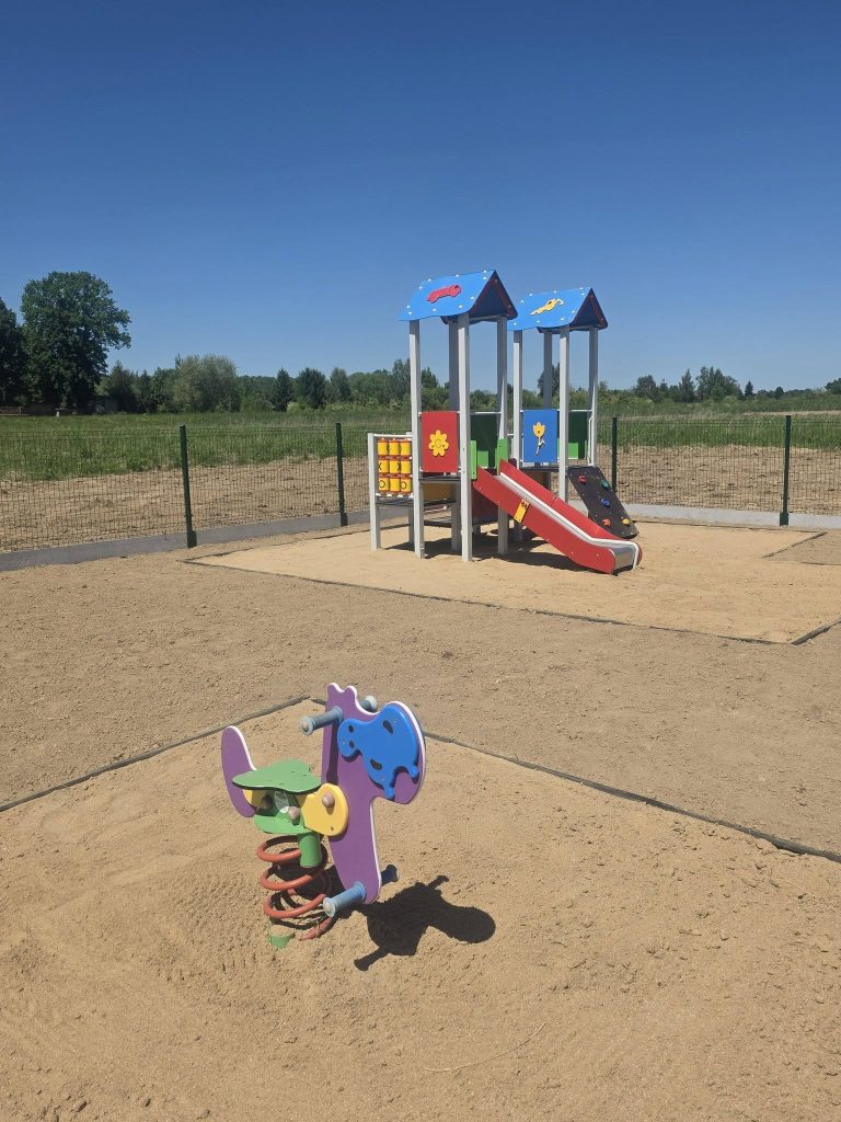 Zdjęcie przedstawia plac zabaw w&nbsp;Kościelnikach Dolnych