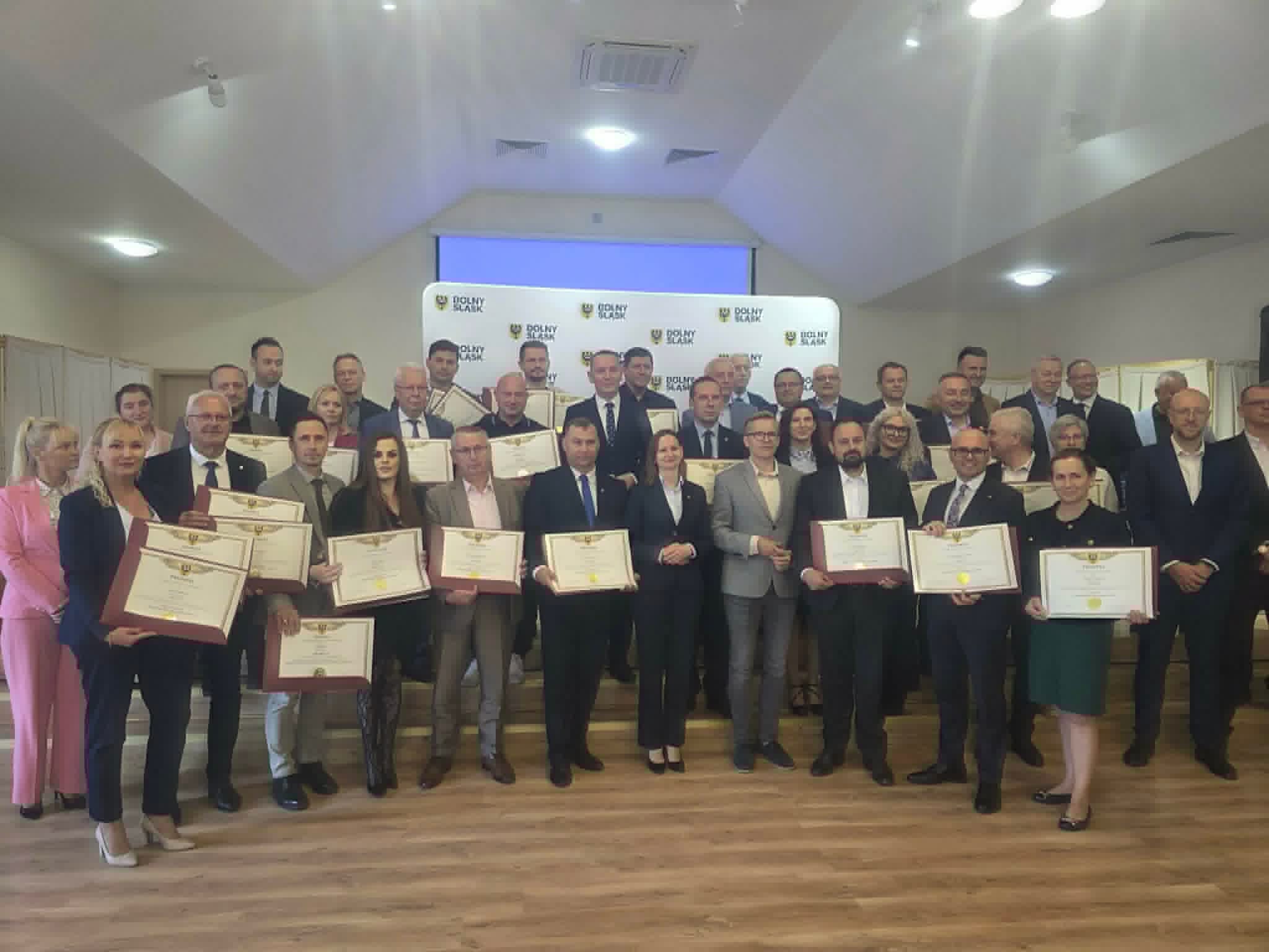 Zdjęcie przedstawia wszystkich przedstawicieli gmin, kt&oacute;re otrzymały promesę