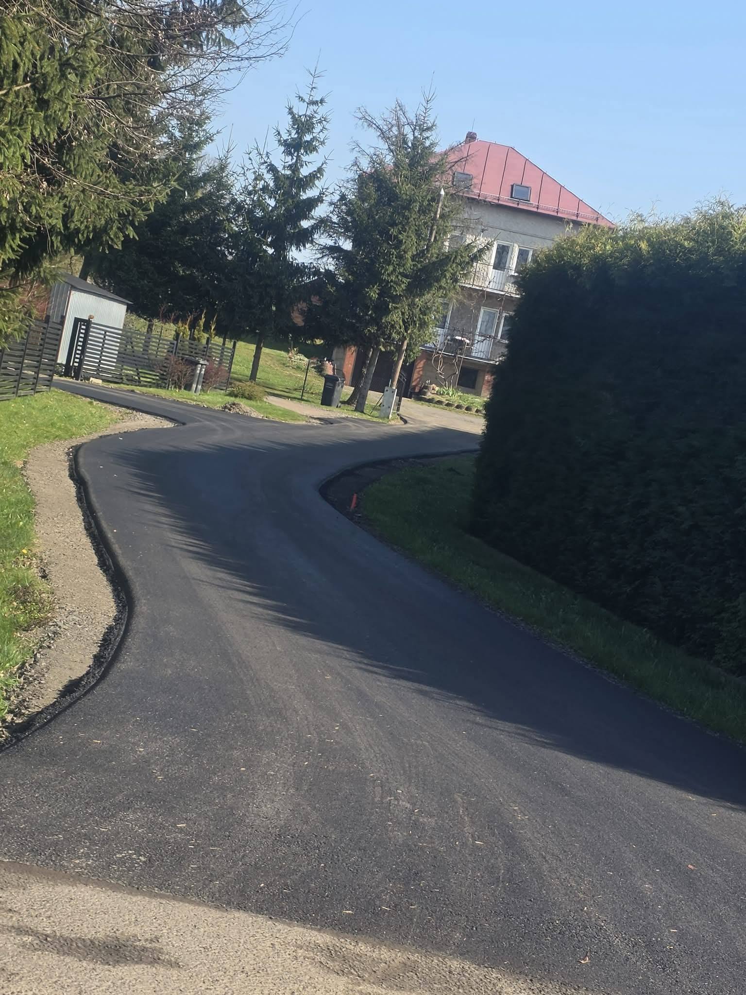 Zdjęcie przedstawia drogę asfaltową w&nbsp;Pisarzowicach po przebudowie