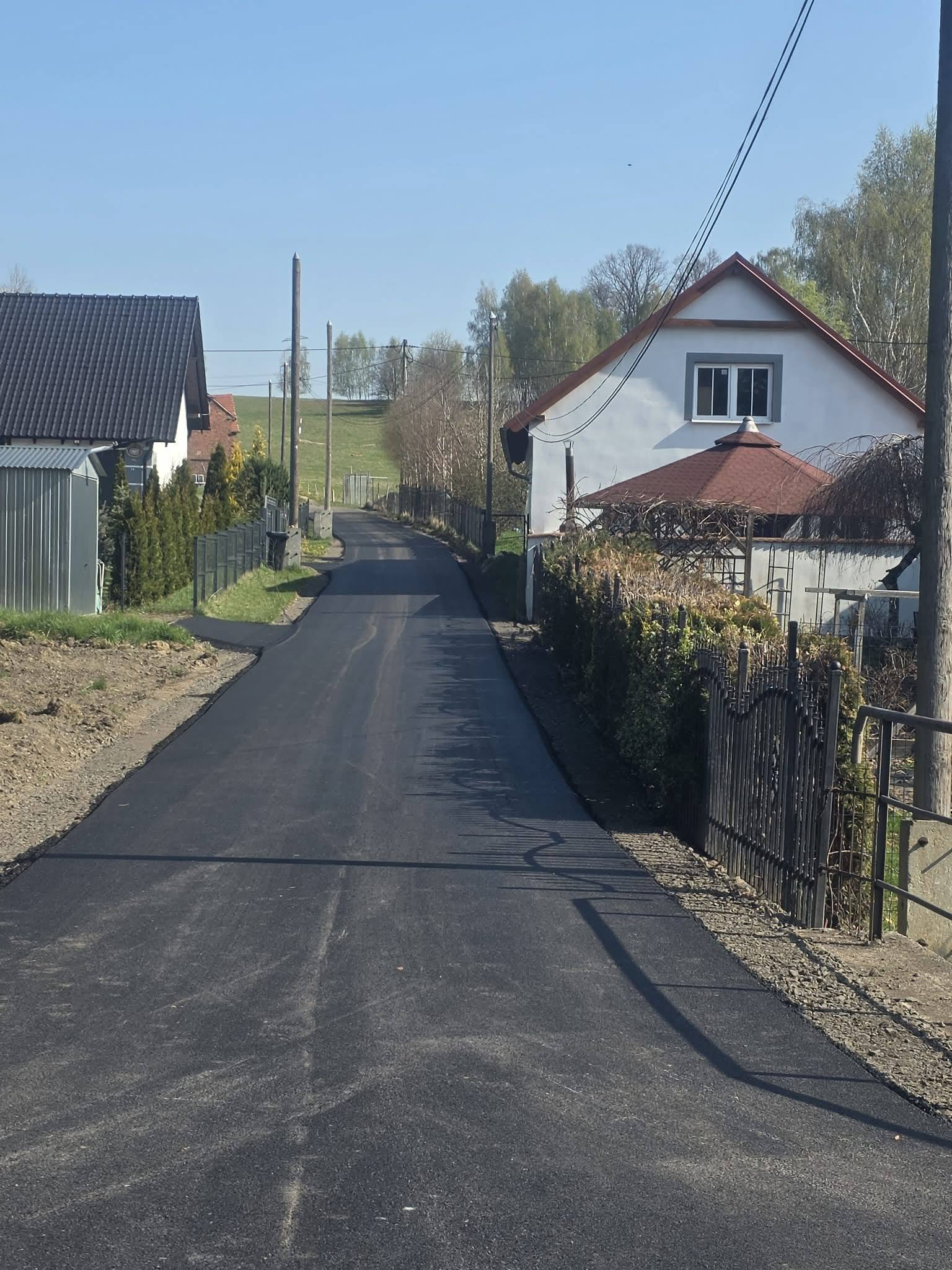 Zdjęcie przedstawia drogę asfaltową w&nbsp;Pisarzowicach po przebudowie
