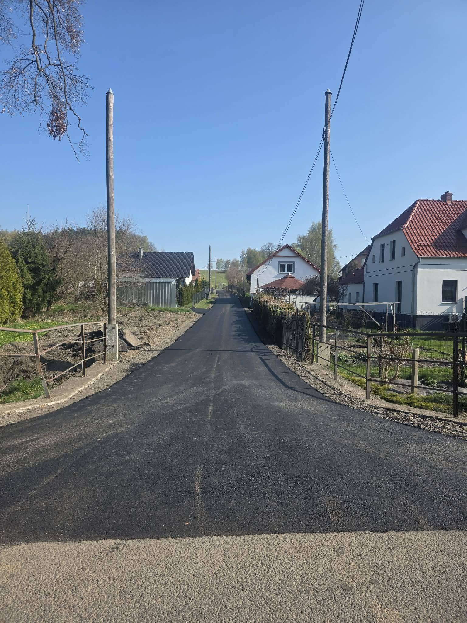 Zdjęcie przedstawia drogę asfaltową w&nbsp;Pisarzowicach po przebudowie