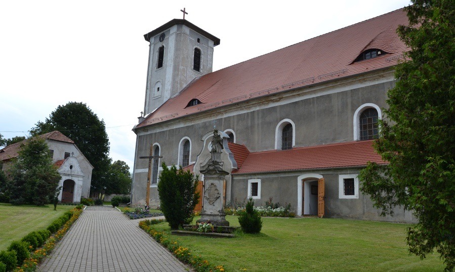Zdjęcie przedstawia zesp&oacute;ł kościelny w&nbsp;Henrykowie Lubańskim