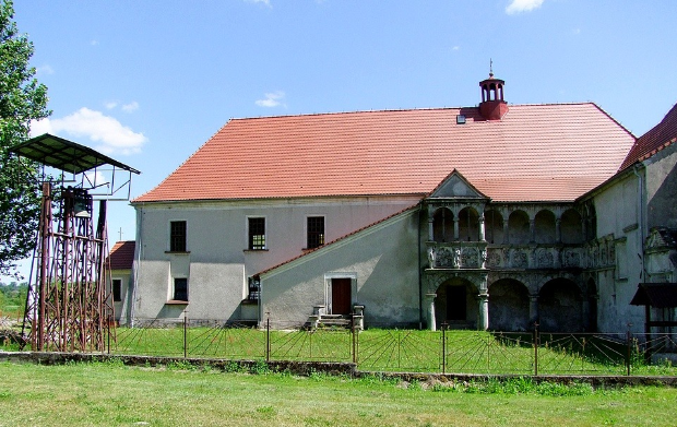 Zabytkowy budynek z&nbsp;obejściem