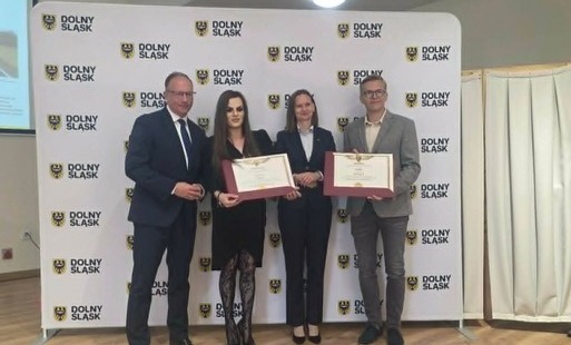 Zdjęcie przedstawia Wójt Gminy Lubań odbierającą promesę