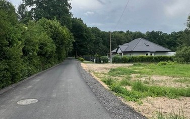 Zdjęcie przedstawia wykonaną inwestycję budowy kanalizacji 