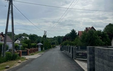 Zdjęcie przedstawia wykonaną inwestycję budowy kanalizacji 