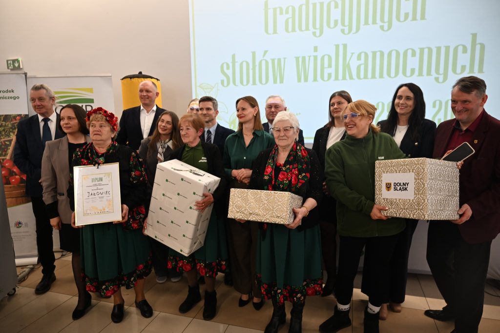 Zdjęcie przedstawia członk&oacute;w KGW Jałowiec