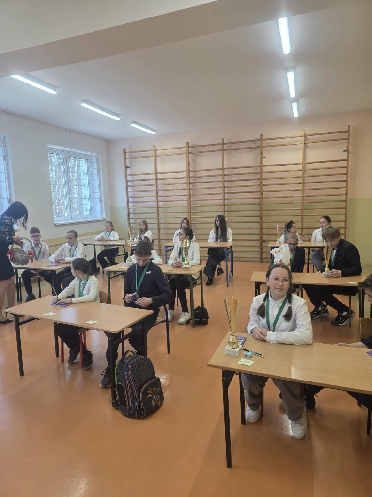 Zdjęcie przedstawia uczestnik&oacute;w konkursu 