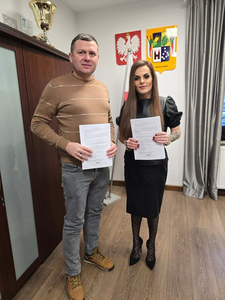 Zdjęcie przedstawia w&oacute;jt gminy Lubań z&nbsp;podpisaną umową