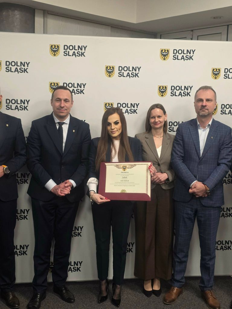 Zdjęcie przedstawia W&oacute;jt Gminy Lubań z&nbsp;promesą odebraną