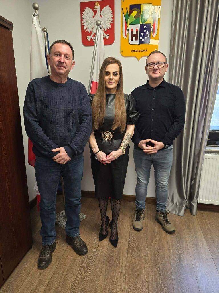 djęcie rpzedstawia od lewej wykonawcę po prawej w&oacute;jta Gminy Lubań