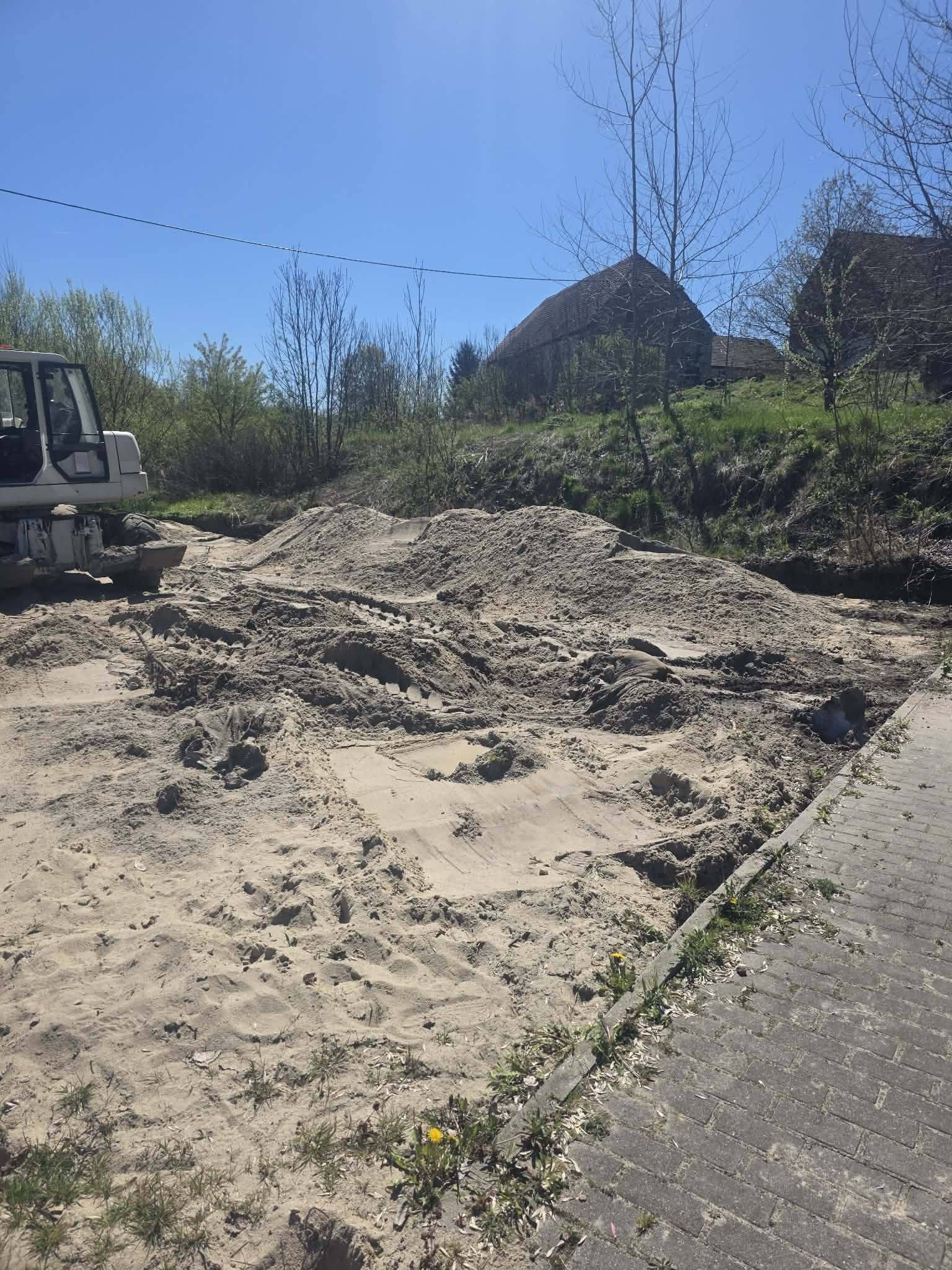 Zdjęcie koparki wykonującej prace ziemne na&nbsp;terenie placu zabaw