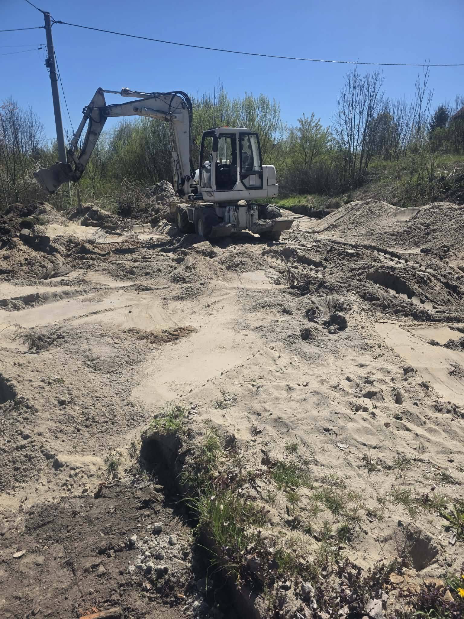 Zdjęcie koparki wykonującej prace ziemne na&nbsp;terenie placu zabaw