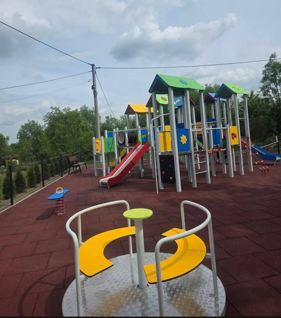 Zdjęcie zmodernizowanego placu zabaw z&nbsp;urządzeniami zabawowymi