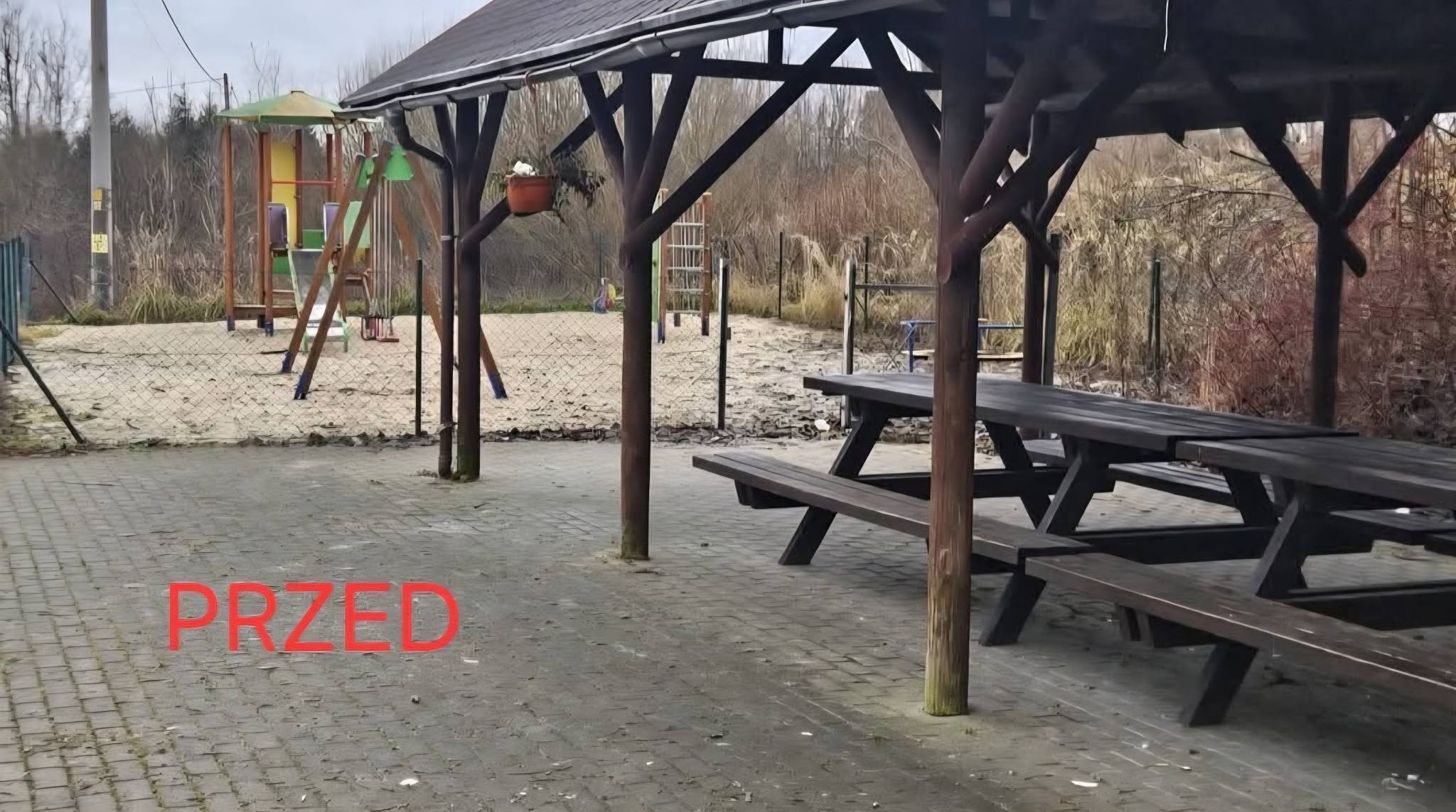 Zdjęcie pokazujące stan placu zabaw przed modernizacją