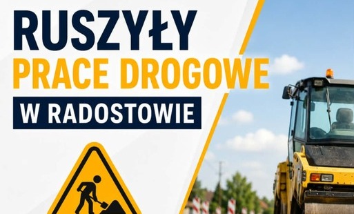 Na zdjęciu przedstawiona jest maszyna drogowa wykorzystywana do budowy lub remontu dróg. W tle widoczny jest teren prowadzonych prac. Na zdjęciu znajduje się również napis „Ruszyły prace drogowe w Radostowie”, który informuje o rozpoczęciu prac związanych