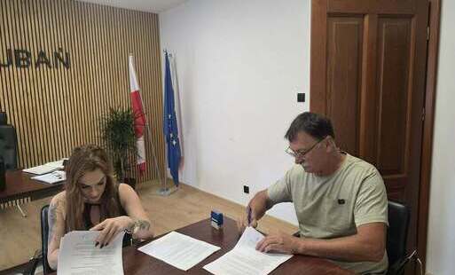 „Zdjęcie przedstawia moment podpisania umowy z przedstawicielem firmy oraz Wójtem Gminy Lubań.