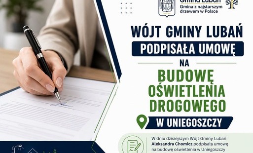 Zdjęcie informuje o podpisaniu umowy przez Ójt Gminy Lubań na budowę oswietlenia drogowego w Uniegoszczy ul. Graniczna