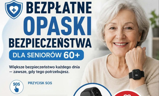 Zdjęcie przedstawia seniorkę z opaska bezpieczeństwa