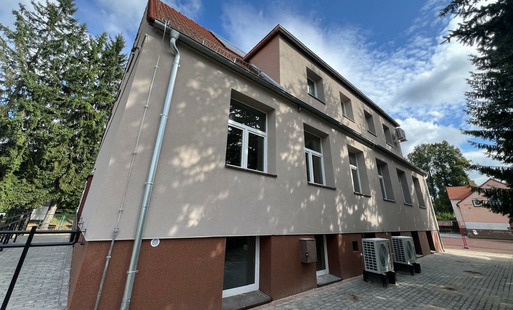 Zdjęcie przedstawia budynek ZSP w Kościelniku po termomodernizacji