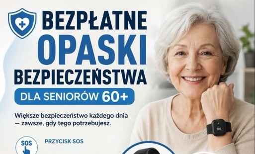 Zdjęcie przedstawia seniora z opaską bezpieczeństwa