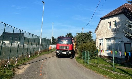 Zdjęcie przedstawia rozoczęcie prac dot. przebudowy drogi przy szkole w Radogoszczy