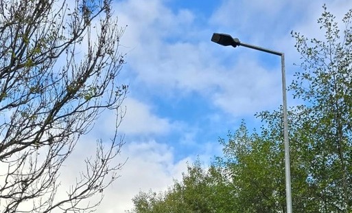 Zdjęcie przedstawia latarnie drogową w Kościelniku 