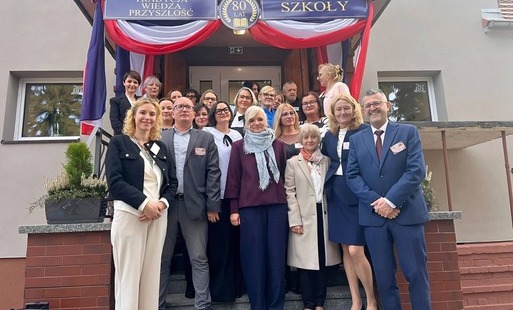 Zdjęcie przedstawia uczestników jubileuszu przed budynkiem SP w Kościelniku