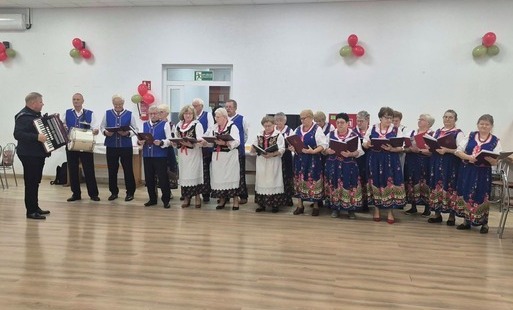 Zdjęcie przedstawia zespół Marysienski na Dniu Seniora w Radostowie Średnim