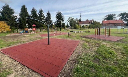 Zdjęcie przedstawia zmodernizowany plac zabaw w Kościelniku